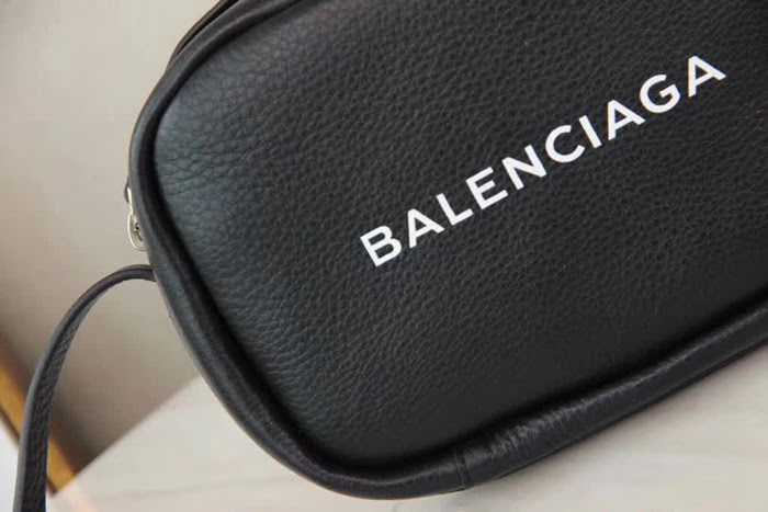 BALENCIAG巴黎世家 BALENCIAGA EVERYDAY 小號 系列之今年新品 中婆婆推薦 相機包  BL1520